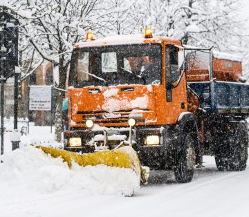 Winterdienst in Kiel mit Schneepflug – sichere Straßen bei Schnee und Eis Schneepflug im Einsatz beim Winterdienst auf verschneiter Straße