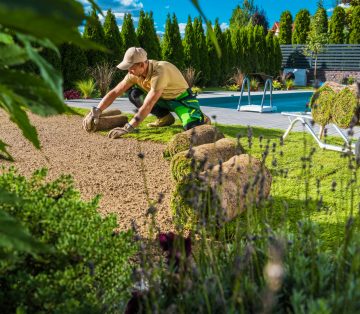 Professionelle Gartenpflege und Landschaftsbau – KHO Dienstleistungen Gartenarbeiter bei der Pflege eines Gartens und Rasenarbeiten im privaten Außenbereich