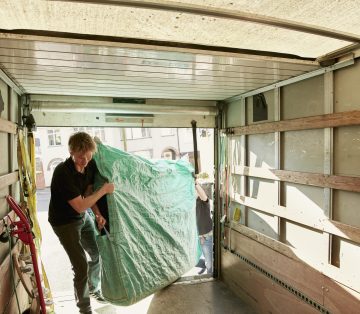 Transport & Umzug – Möbel sicher und zuverlässig bewegen Mitarbeiter beim Möbeltransport während eines Umzugs